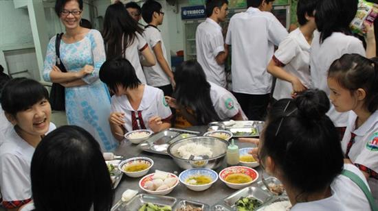 Đưa thực phẩm bẩn cho học sinh là một hành động vô nhân tính cần được loại bỏ.