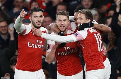 Các cầu thủ Arsenal ăn mừng chiến thắng. (Ảnh: Reuters). 