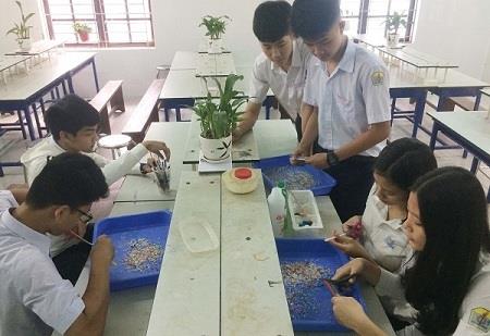 Nhóm học sinh đang chế tạo sản phẩm gạch polymer từ nhựa thải - Ảnh: Báo Tài nguyên môi trường