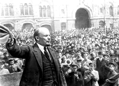 V.I.Lênin đọc diễn văn tại Quảng trường Đỏ ở Mátxcơva trước các đơn vị tham gia khóa huấn luyện quân sự toàn dân, ngày 25/5/1919. Ảnh: TƯ LIỆU