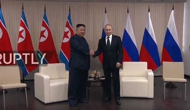 Lãnh đạo Nga-Triều bắt tay nhau trước khi ngồi họp thượng đỉnh.