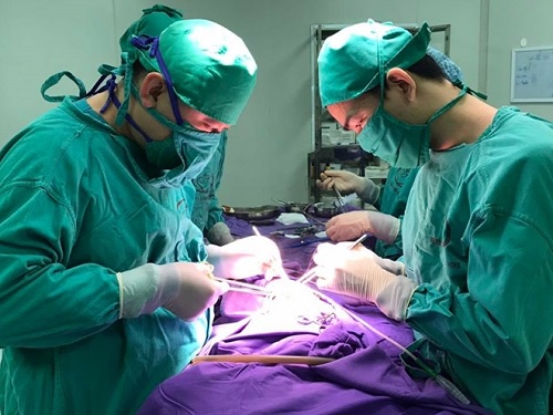 Các bác sĩ BV Sản Nhi Quảng Ninh phẫu thuật cứu bệnh nhi