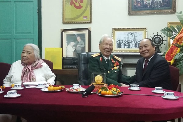 Thủ tướng Nguyễn Xuân Phúc trong một lần thăm Đại tướng Lê Đức Anh và Phu nhân.