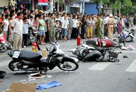 Tạn nạn giao thông để lại hậu quả nặng nề cho gia đình nạn nhân, sau đó là những người khác.  (Ảnh: hanoimoi.com.vn)