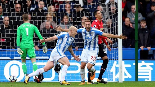 Huddersfield từng gây bất ngờ khi đón tiếp MU ở Premier League mùa trước. (Ảnh: Getty)