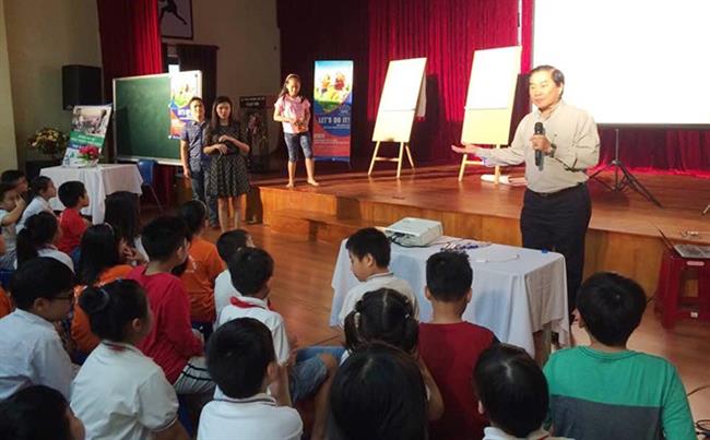 Bác sĩ Nguyễn Trọng An tuyên truyền về cách phòng tránh xâm hại tình dục cho học sinh Trường Tiểu học Lê Quý Đôn (Hà Nội).
