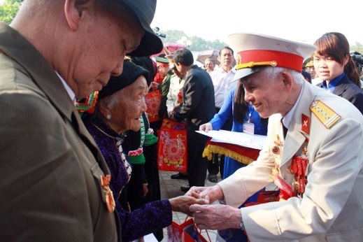 Anh hùng LLVT nhân dân Phùng Văn Khầu tặng quà gia đình chính sách trong một lần lên thăm xã Mường Păng, huyện Điện Biên.