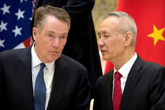 Đại diện thương mại Mỹ Robert Lighthizer (trái) trao đổi cùng Phó Thủ tướng Trung Quốc Lưu Hạc trong một cuộc đàm phán hồi tháng 2. Ảnh: Reuters.