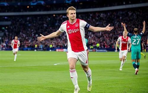 De Ligt đưa Ajax dẫn với tổng tỷ số 2-0 chỉ sau 5 phút bóng lăn