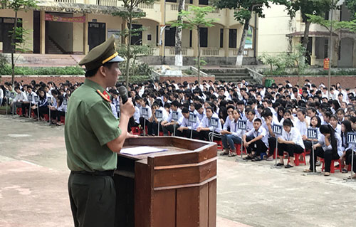 Cán bộ Phòng Xây dựng phong trào bảo vệ ANTQ Công an tỉnh tuyên truyền phòng chống ma túy cho học sinh Trường THPT Quế Phong.