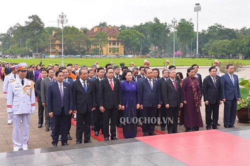 Lãnh đạo Đảng, Nhà nước và các Đại biểu Quốc hội vào Lăng viếng Chủ tịch Hồ Chí Minh.