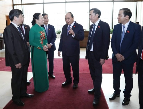 Thủ tướng Nguyễn Xuân Phúc trao đổi với các đại biểu Quốc hội. Ảnh VGP/Nhật Bắc chụp sáng 20/5/2019.