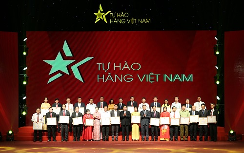 Phó Thủ tướng Vương Đình Huệ và các tập thể, cá nhân được tôn vinh nhân dịp 10 năm triển khai Kết luận của Bộ Chính trị về Cuộc vận động. Ảnh: VGP/Thành Chung