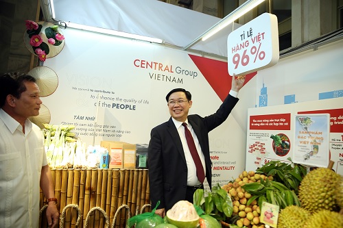 Phó Thủ tướng Vương Đình Huệ luôn quan tâm tới tỷ lệ hàng nội lên kệ hàng tại các chuỗi siêu thị của nhà đầu tư nước ngoài. Ảnh: VGP/Thành Chung