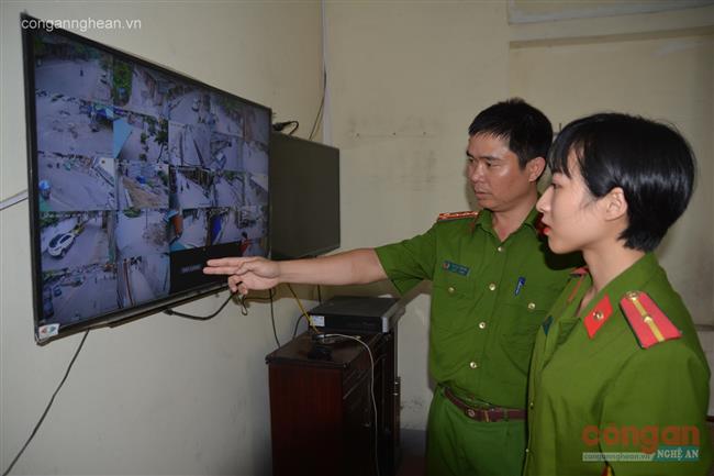 Công an phường Hồng Sơn theo dõi tình hình ANTT trên địa bàn qua hệ thống camera an ninh