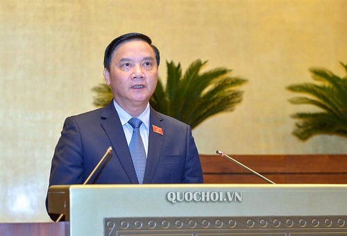 Chủ nhiệm Ủy ban Pháp luật Nguyễn Khắc Định trình bày báo cáo thẩm tra