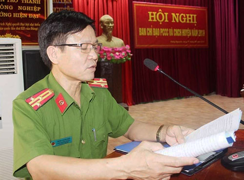 Thượng tá Trịnh Xuân Hợp, Phó Trưởng Công an huyện - Phó Trưởng Ban Chỉ đạo thường trực PCCC&CNCH phát biểu tại Hội nghị