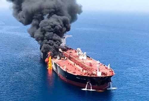 Một trong hai tàu bị cháy trên vịnh Oman ngày 13/6. (Ảnh: Reuters)