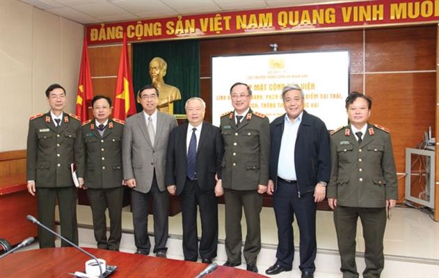 Thứ trưởng Nguyễn Văn Thành và các đại biểu là các cây bút chính luận dự buổi gặp mặt do Cục Truyền thông CAND tổ chức.