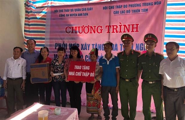 Công an huyện Anh Sơn phối hợp với Hội chữ thập đỏ phường Trung Hòa - quận Cầu Giấy - TP Hà Nội và Câu lạc bộ Thiện Tâm tổ chức chương trình trao tặng nhà tình nghĩa cho gia đình có hoàn cảnh đặc biệt khó khăn