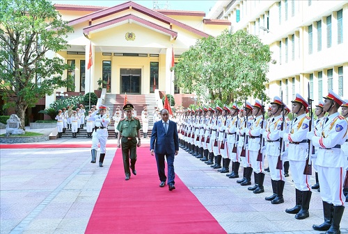 Thủ tướng Chính phủ Nguyễn Xuân Phúc duyệt Đội danh dự Công an nhân dân.