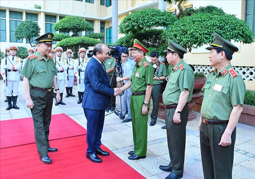 Thủ tướng Chính phủ Nguyễn Xuân Phúc chúc mừng các đồng chí lãnh đạo Bộ Công an.
