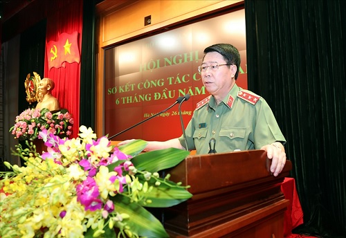 Thứ trưởng Bùi Văn Nam trình bày báo cáo kết quả công tác công an 6 tháng đầu năm 2019.