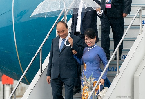 Thủ tướng và Phu nhân đến sân bay quốc tế Kansai, Osaka dự Hội nghị G20. Ảnh: VGP/Quang Hiếu