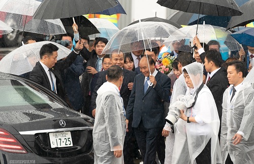 Đại diện phía Nhật Bản đón Thủ tướng Nguyễn Xuân Phúc, Phu nhân Thủ tướng và đoàn Việt Nam tại sân bai Kansai. Ảnh: VGP/Quang Hiếu