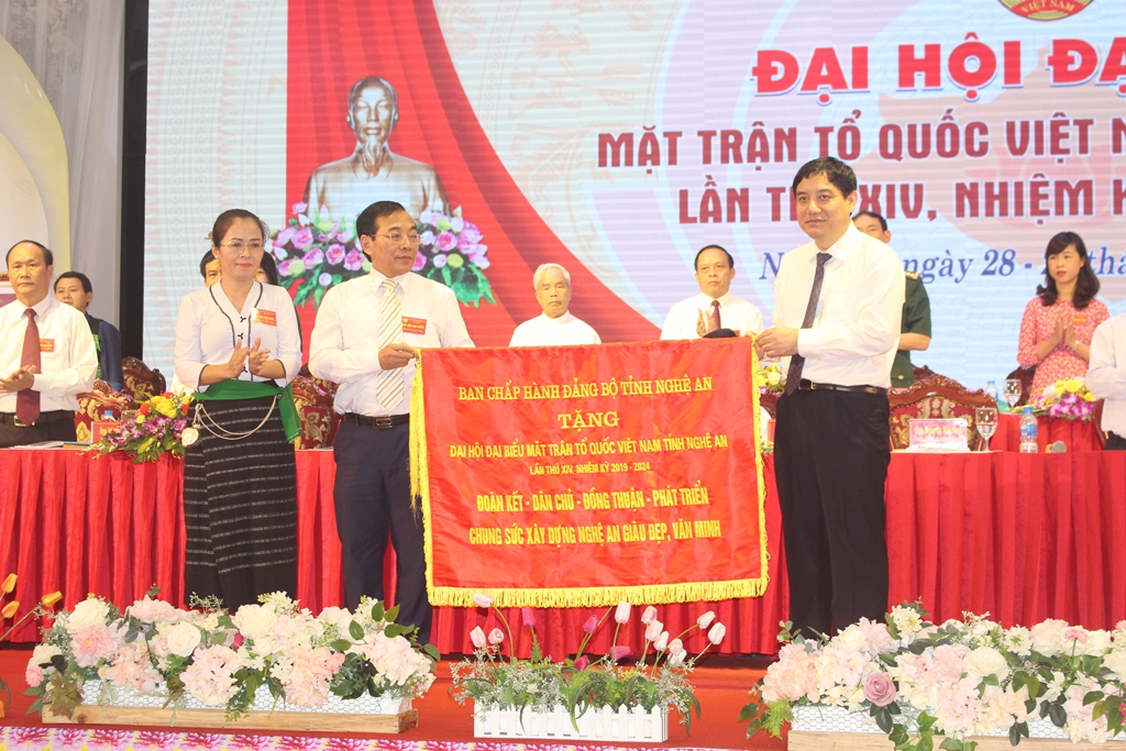 Ông Nguyễn Đắc Vinh, Bí thư Tỉnh ủy tặng bức trướng Đại hội đại biểu MTTQ Nghệ An nhiệm kỳ 2019-2024