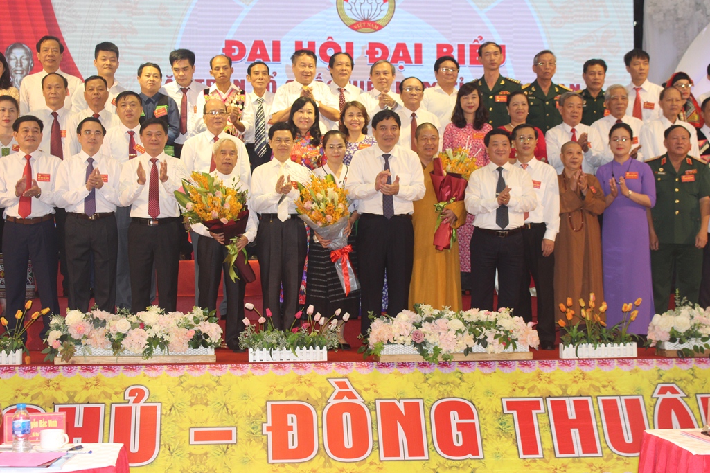 Đồng chí Nguyễn Đắc Vinh và Hầu A Lềnh tặng hoa chúc mừng Ủy ban MTTQ tỉnh Nghệ An khóa XIV.