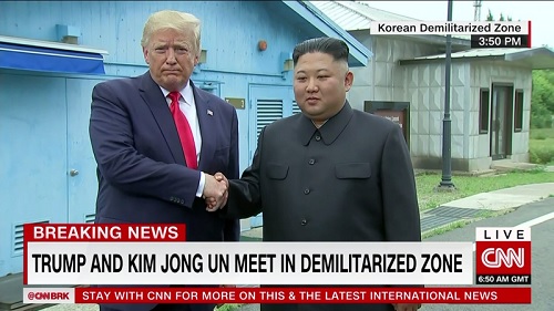 Tổng thống Trump bắt tay lãnh đạo Triều Tiên Kim Jong Un tại khu DMZ. Ảnh: CNN.