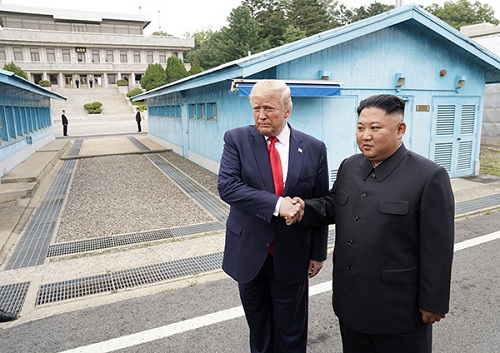 Tổng thống Mỹ Donald Trump (trái) và nhà lãnh đạo Triều Tiên Kim Jong-un gặp nhau tại Khu phi quân sự (DMZ) ở biên giới Hàn Quốc - Triều Tiên, ngày 30/6/2019 (Ảnh: Reuters)