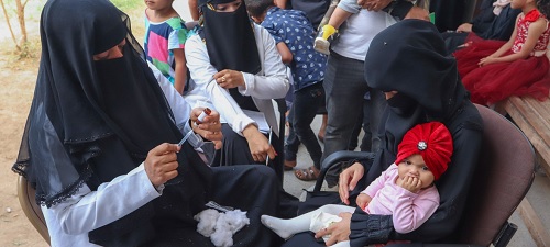 Nhân viên y tế  tiêm phòng cho trẻ em trong chiến dịch phòng chống bệnh sởi và rubella ở Aden, Yemen (Ảnh: UNICEF)