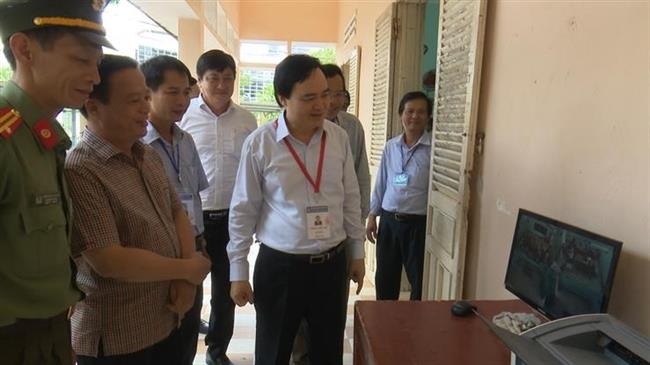 Bộ trưởng Phùng Xuân Nhạ kiểm tra công tác chấm thi tại tỉnh Bình Định. Ảnh: MT