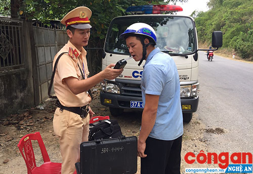 Cán bộ Đội CSGT Công an huyện Tương Dương kiểm tra nồng độ cồn đối với người điều khiển phương tiện giao thông