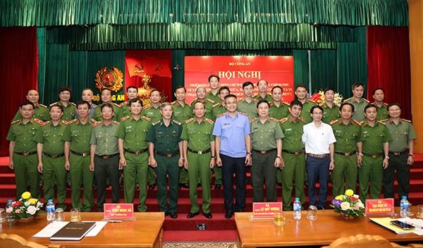 Thứ trưởng Lê Quý Vương với các đại biểu dự Hội nghị