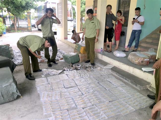 Lực lượng QLTT Quảng Nam kiểm đếm số hàng lậu bị bắt giữ. Ảnh: dms.gov.vn