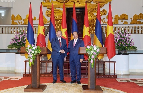 Thủ tướng Nguyễn Xuân Phúc và Thủ tướng Cộng hòa Armenia Nikol Pashinyan tại buổi họp báo chung - Ảnh: VGP/Quang Hiếu