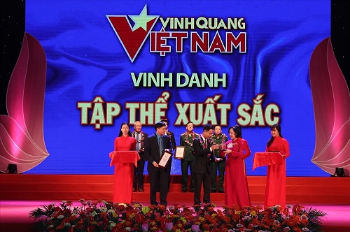Trưởng Ban Dân vận Trung ương Trương Thị Mai và Chủ tịch Tổng Liên đoàn Lao động Việt Nam Bùi Văn Cường trao giải thưởng cho các tập thể xuất sắc.