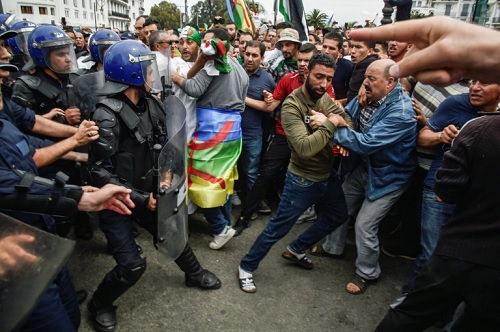 Người dân biểu tình tại thủ đô Algiers, Algeria (Ảnh: AFP)