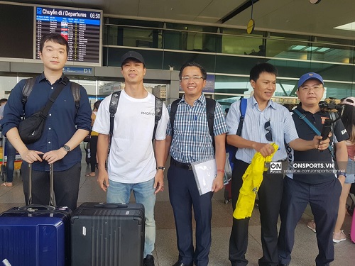 Sáng nay (12/7), Công Phượng có mặt tại sân bay Tân Sơn Nhất làm thủ tục bay sang Bỉ. (Ảnh: On Sports)