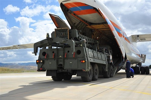 Máy bay vận tải Antonov của Nga chở theo các thiết bị của hệ thống S-400 tới căn cứ không quân Murted của Thổ Nhĩ Kỳ, ngày 12/7. (Ảnh: Bộ Quốc phòng Thổ Nhĩ Kỳ/Xinhua)