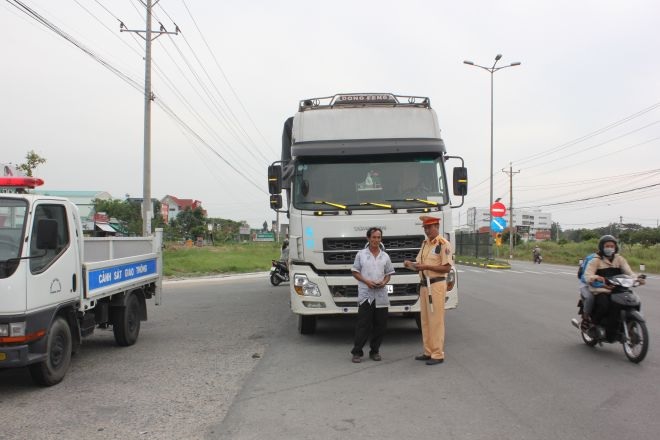 CSGT Vĩnh Long tổng kiểm soát xe chở khách, container và mô tô. Ảnh: csgt.vn