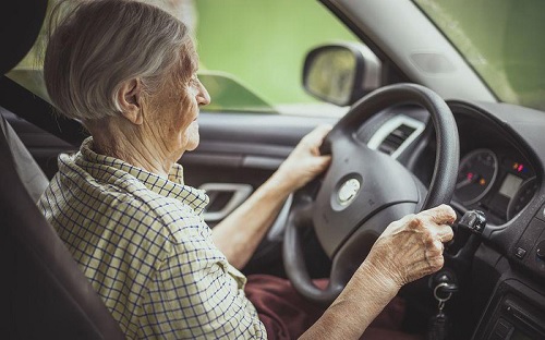 Đối với người cao tuổi, việc lái xe nhiều lúc khá vất vả và khó khăn.