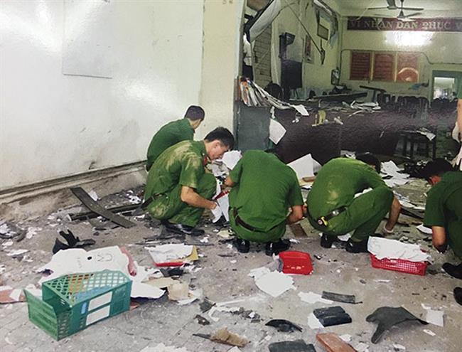 Cơ quan Công an tiến hành khám nghiệm hiện trường vụ nổ tại trụ sở phường 12, quận Tân Bình.