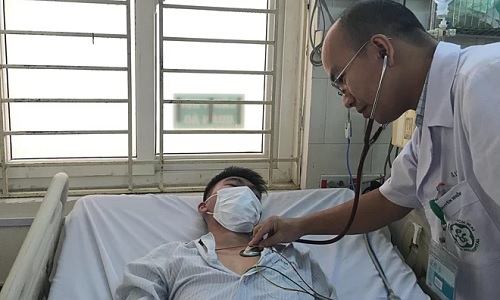 Bệnh nhân sốt xuất huyết được điều trị tại Bệnh viện Bạch Mai (Hà Nội). (Ảnh: ĐT)