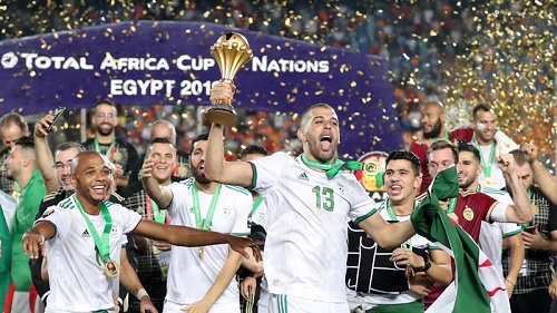 ĐT Algeria dương cao chiếc cúp vô địch AFCON 2019. (Ảnh: AFP). 