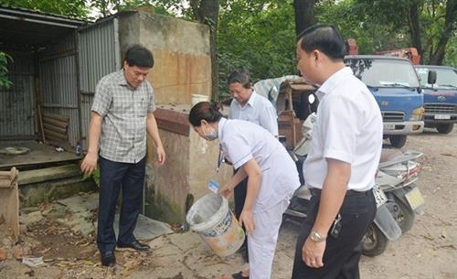 Cơ quan phòng chống dịch tại Hà Nội kiểm tra nước tồn đọng ở nơi để phế liệu nhằm diệt bọ gậy.
