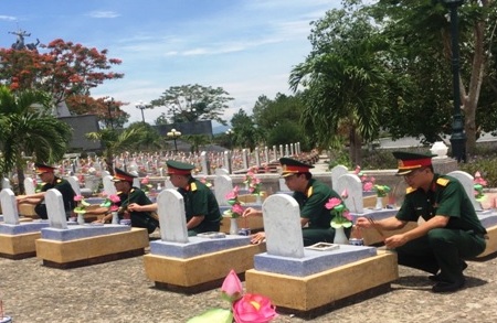 Cán bộ, nhân viên Viện KSQS khu vực 41 thắp hương tri ân các liệt sỹ tại Nghĩa trang liệt sĩ Quốc gia Đường 9, tỉnh Quảng Trị.